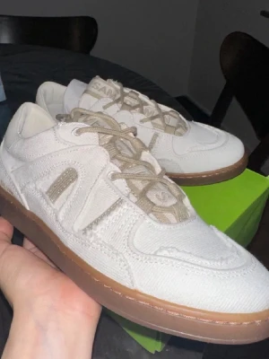 Vita sneakers med beige detaljer - Vita canvas sneakers med beige detaljer och bruna sulor från Sam Edelman. Helt nya och oanvända.