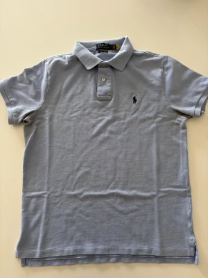 Ralph Laurent Piké - En snygg himmelsblå piké från Polo Ralph Laurent. Storlek M, Slim fit. 9/10 skick, lite missfärgad under armhålorna, men går säkert bort i i tvätten. Skriv vid funderingar!