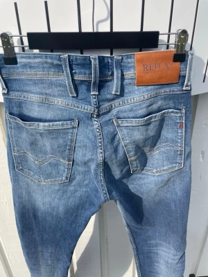 Replay anbass - Säljer nu dessa replay anbass jeans, W27 o L32 med mått ca 36,5 o 101 cm. Skriv för fler frågor/bilder 🙌🏼