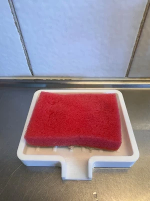 Vit tvålfat/ för disksvamp - Praktiskt vitt tvålfat i plast med räfflad botten för bättre avrinning. Perfekt för köket eller badrummet för att hålla svamp eller tvål torr och fräsch.