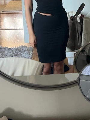 Svart tight kort kjol - Svart tight kort kjol, från H&M, storlek 34.