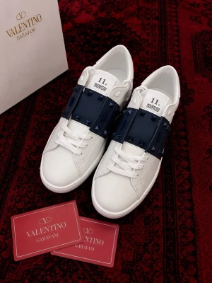 Valentino Garavani rockstud untitled - Snygga och efterfrågade marinblåa valentino garvani i modellen rockstud untitled (med spikar) perfekt för sommaren och skol starten | Skick 10/10 endast testats | storlek 44 EU | pris går att diskutera vid snabbaffär / bundle köp! 