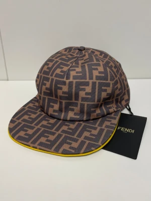 Fendi Keps - Helt ny aldrig använd. Storlek no size. Snabb frakt.