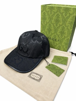 G.U.C.C.i - Exklusiv G.U.C.C.I keps i stilren svart design 🖤 Aldrig använd – i nyskick och levereras med originalbox, dustbag och tags 🎁 Perfekt för dig som vill ha en lyxig accessoar som lyfter både vardags- och streetwear-looken ✨  🔹 Märke: G.U.C.C.I 🔹 Färg: Svart 🔹 Mönster: Ton-i-ton GG Monogram 🔹 Material: Canvas med läderdetaljer 🔹 Skick: Oanvänd 🔹 Tillbehör: Originalbox, dustbag & tags  En ikonisk keps för dig som uppskattar exklusiv design och hög kvalitet 💎 Redo att användas – eller den perfekta pre