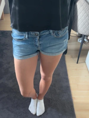 Blå jeansshorts - Säljer ett par blåa jeansshorts i storlek S skulle jag säga från denim life. Sällan använd men dem är begagnade. Inga fläckar, helt rena!