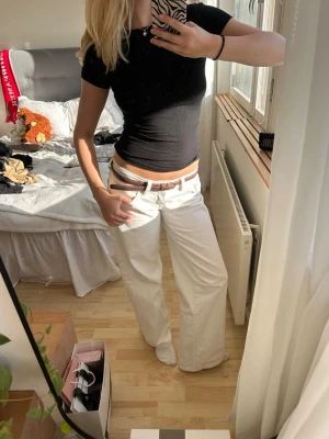 T-shirt med öppen rygg - Supergullig T-shirt med öppen rygg och en knyt rosett. Använd fåtal gånger 