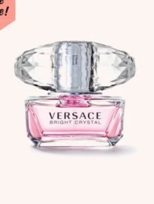 Versace Bright Crystal parfym - Versace Bright Crystal parfym i en elegant glasflaska med ljusrosa doft och ett stort, kristallformat lock. Flaskan har en lyxig och modern design som verkligen sticker ut på sminkbordet. Perfekt för dig som gillar fräscha och blommiga dofter.