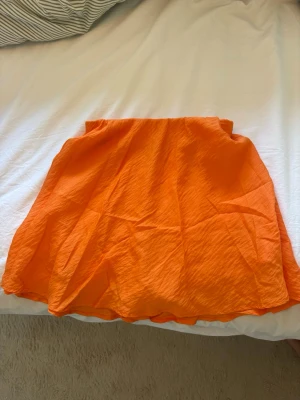 Orange kjol med inbyggda shorts från Gina Tricot  - Säljer en söt orange kjol som har inbyggda shorts❣️