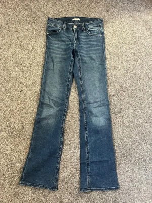 Mörkblå bootcut jeans - Mörkblå bootcut jeans från gina tricot i storlek 170. Passar även storlek S. Säljs för att de inte kommer till användning💕 Nypris ungefär 299kr 