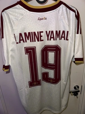 LAMINE YAMAL SPANIEN - Spaniens bortaställ med LAMINE YAMAL/19 på ryggen, tröjan är i storleken S