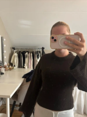 Mörkbrun stickad tröja - Mysig mörkbrun stickad tröja med rund halsringning och långa, något vida ärmar. Tröjan har ribbstickade muddar vid ärmslut och nederkant. Perfekt för kyligare dagar och enkel att matcha med olika outfits!! Tröjan är använd 1 gång och är precis som ny så passa på❤️❤️😍😍