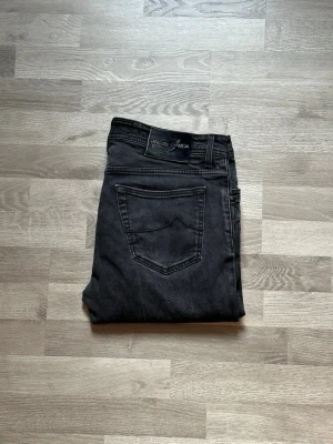 Svarta Jacob Cohen jeans 688  - Säljer ett par svarta jeans från Jacob Cohen i storlek w34. Vid fler frågor kontakta mig 