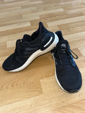Adidas Ultra Boost - ‼️ UTFÖRSÄLJNING ‼️  🚚 Flyttar om en månad – allt ska bort!   ✨ Bra priser & fint skick 📦 Fraktar samma dag 🛍️ Rabatt vid köp av flera  💌 Tveka inte på att skriva om du har frågor eller vill se fler bilder