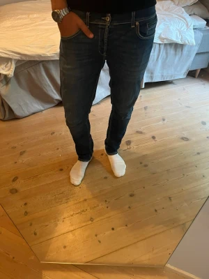 Dondup George - Snygga dondup George i storlek 36 vilket motsvarar W33-W34  Enormt lyxigt och skönt material med stretch  Nypris ca 3500kr