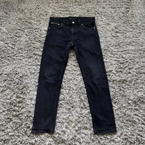 Nudie selvedge jeans - Säljer dessa unika och sällsynta svarta nudie selvedge jeansen!🌟Storlek : lapp har lossnat men passar W30/31!👏Skick : 9/10!🤝 Hör gärna av er om ni har funderingar!✌️