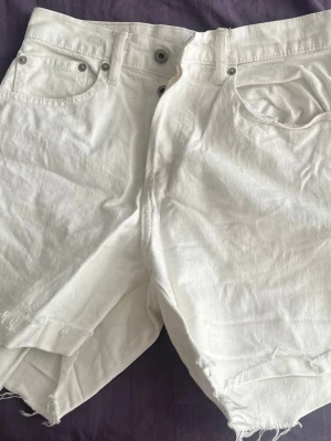 Vita jeansshorts  - Säljer ett par vita jeansshorts från lager 157. Har aldrig använts