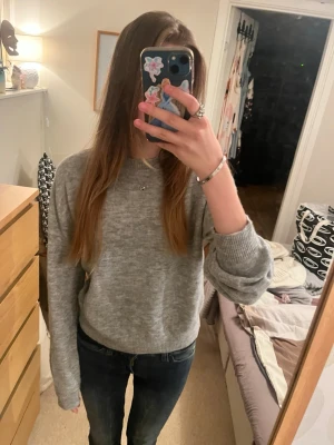 Stickad tröja - Säljer en grå stickad tröja från Zalando. Den har aldrig kommit till användning och har inga slitningar eller skador💕