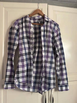 Lila och vit rutig skjorta Express - Säljer en extra slim fit skjorta från Express i storlek S. Skjortan är rutig i lila, vit och svart med långa ärmar och knappar framtill. Perfekt för dig som gillar en tajtare passform och stilren look.