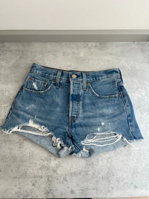 Levis shorts  - Jättefina shorts från Levis i mycket bra skick. Midjemåttet tvärs över är 35 cm. 