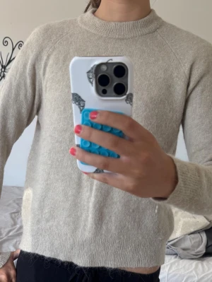 Beige stickad tröja från Zara  - Mysig beige stickad tröja från Zara med rund halsringning och långa ärmar. Storlek S. 