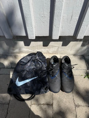 Nike phantom 6 Elite low cut AG - Säljer mina fotbollskor eftersom jag har gått över till Adidas. Skorna har mestadels bara stått i omklädningsrummet och inte kommit till användning. Inga skador!!!