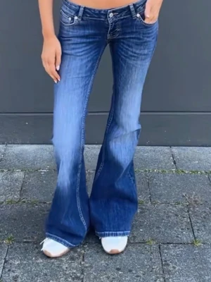 Blaze Y2K jeans - Säljer ett par low flare jeans från Lager 157. De är använda några gånger och jag är 173 så köpte tall versionen för gillar när de är lite längre så de har släpat i backen så på ena benet längst ner är det en defekt annars är de i bra form❤️🙏🏻