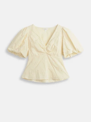 Ljusgul blus med puffärm  - Supersöt ljusgul blus med puffiga korta ärmar och omlottdesign. Blusen har broderade blommor i samma ton och en lätt v-ringning. Perfekt för dig som gillar romantisk och trendig stil. 