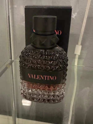 Valentino Coral Fantasy - Säljer nu min Valentino coral Fantasy. Då jag har tröttnat på den, 40/50 ml kvar, om ni har frågor så är det bara att kontakta mig