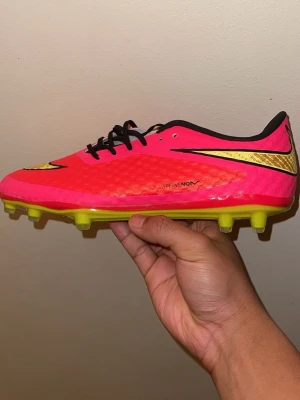Nike Hypervenom rosa/gul fotbollssko - Nike hypervenom helt oanvända i storlek 43 väldigt svåra att hitta på marknaden i denna skick! Obs! Dessa är defekter betyder inte att dom är fejk! 