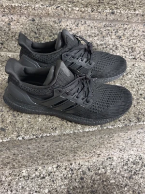 Svarta Adidas Ultraboost sneakers - Säljer ett par helsvarta Adidas Ultraboost sneakers Replicas