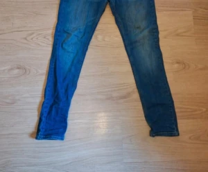  Replay Blå skinny jeans med tvättad look (kolla beskrivning för storlek) - Replay jeans, storlek 16A (166 cm), motsvarar ungefär W30/L31. Total längd: 103 cm. Linning: ca 38 cm mätt rakt över.Säljer blåa ett par blå skinny jeans med tvättad effekt och smal passform. Jeansen har klassisk femficksdesign och normal midja. Perfekta för dig som gillar en tajt siluett och enkel stil.