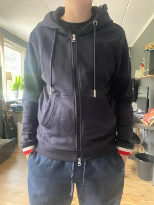 Mörkblå zip hoodie moncler - Mörkblå hoodie från moncler. Helt äkta
