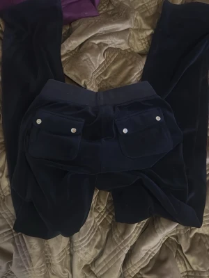Mörkblå juicy couture med fickor - Mörkblå juicy couture byxor med fickor💙Använda ett fåtal gånger