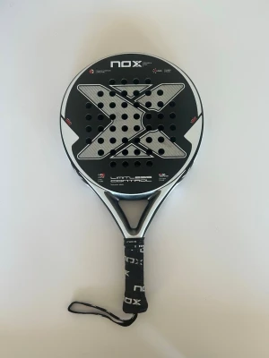NOX Limitless Control padelracket - Säljer ett NOX Limitless Control padelracket i svart och silver. Racket har rund form och är perfekt för dig som vill ha kontroll på banan. Nypris ligger just nu på 1500. Fodral ingår