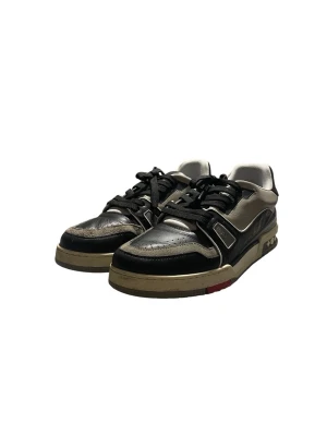 Louis Vuitton svarta sneakers - Snygga Louis Vuitton sneakers i svart och beige med detaljer i vitt och rött, i storlek uk11 (45) Säljs på grund av att de inte används utan bara samlar damm. Skriv gärna vid fler frågor eller funderingar:)