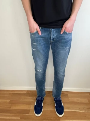 Dondup Jeans - Tja, säljer dessa tvärfeta dondup jeans med riktigt fet och populär design. Mycket fint skick med inga defekter! Hör av er vid fler frågor 🤝