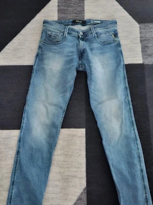 Blåa Replay jeans - Blåa Replay Anbass jeans i storlek 30/32 | Bra skick!