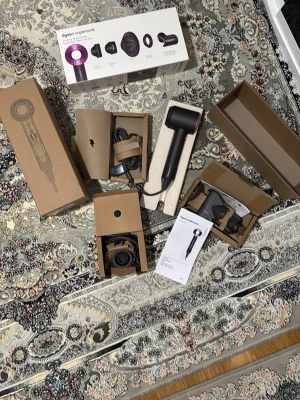 Dyson Supersonic hårfön svart/lila - Dyson Supersonic hårfön i svart med lila detaljer. Kommer med flera munstycken och originalkartong samt manual. Modern design i plast och metall, perfekt för snabb och skonsam hårtorkning. Alla tillbehör och sladdar medföljer.