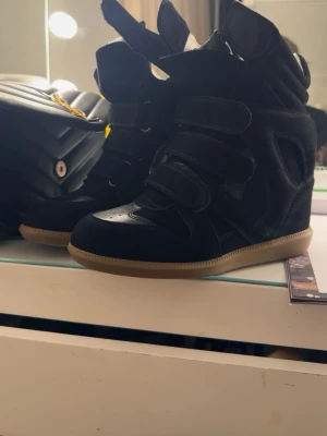 isabel marant skor - säljer nu mina älskade isabel marant skor då dem inte kommer till användning längre!☺️❤️