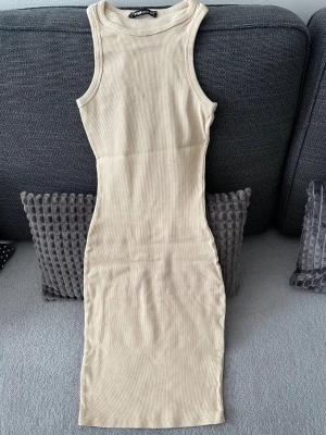 Klänning - Fin krämvit klänning i storlek Xs & köpt på new yorker. Aldrig använts. 💓