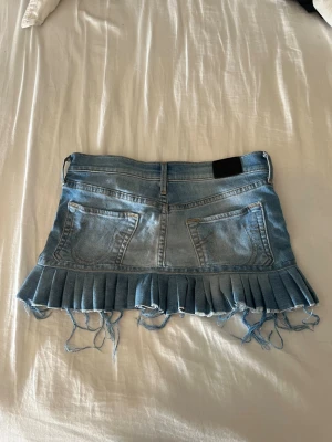 Blå jeanskjol true religion - Intressekoll!!                                Snygg blå jeanskjol från true religion, strl 26 men passar mig som har true religion jeans i strl 23. Köpte för 1000 men säljer för 500. Använd 1 gång, så inprincip ny. 