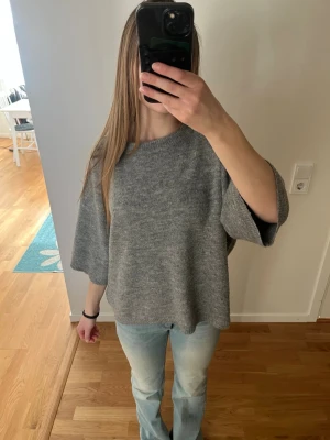 Grå stickad tröja med vida ärmar - Jätte fin stickad tröja från lager 157 i storlek S. Köpt för ungefär 150 kronor. Säljer för 69kr. Säljer då ja tycker den är lite stor på mig. Tvättas såklart innan den skickas. Skriv vid frågor 💋 säljer även på vinted jonna.a34