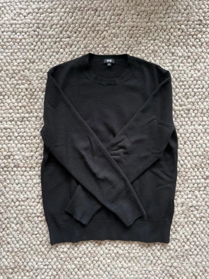 Cashmere tröja uniqlo  - Hej säljer min cashmere tröja ifrån uniqlo eftersom jag inte använder den. Storlek M men sitter snarare som S. Bra skick men liten lagning vad armen och lite nopprig. Vid frågor är det bara att höra av sig!