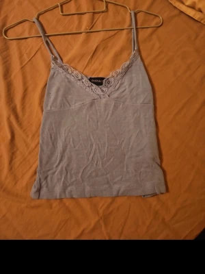 Blått spetslinne - Ett fint blått linne i ett luftigt material. Den fina spetsen gör linnet extra speciellt. 