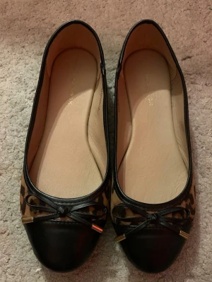 leopard ballerinaskor - köptes här på plick så jag har aldrig använt dom. säljer för dom tyvärr var för små😢🩷🩷