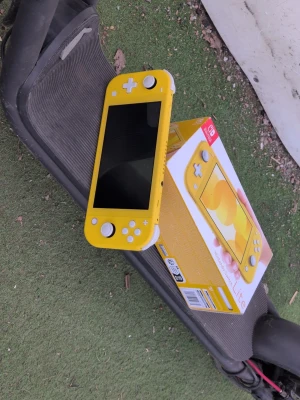 Nintendo Switch Lite handkontroll gul - Handkontroll till Nintendo Switch Lite i en pigg gul färg. Ergonomisk och kompakt design med vita knappar och styrspakar. Perfekt för dig som vill ha en smidig och snygg kontroll till din Switch. Materialet är plast och originalkartong ingår. Laddare helt nytt 
