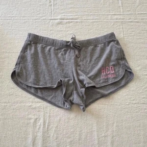 Grå lågmidjade mjukisshorts  - Grå lågmidjade mjukisshorts ifrån Hollister i storlek S! 