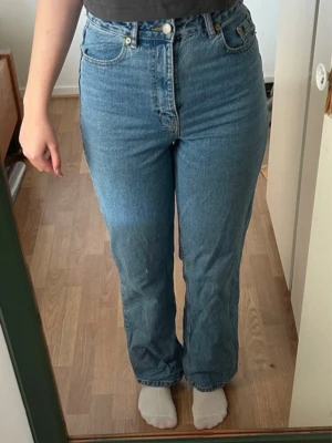 Jeans - Blåa jeans från ONLY med hög midja och vida ben. I fint skick. Väldigt liten reva på vänster byxben i knähöjd. Storlek: W27/L32 Materal: Bomull, Elastan