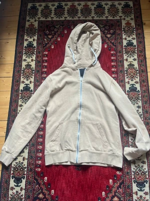 Beige zip up hoodie  - Säljer en beige hoodie med dragkedja och huvan