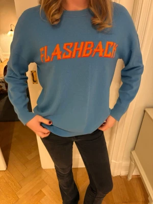 Blå tröja från sandro Paris  - Cool blå tröja med orange texten i kaschmir💙💕